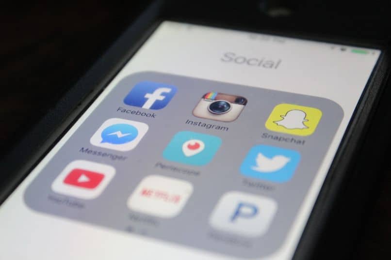 app de snapchat junto a otras redes sociales en movil